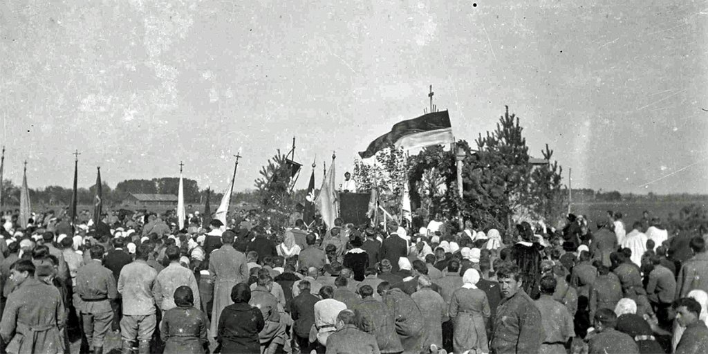 KKE 6001-2.jpg - Fot. Grupowa. Poświęcenie Sztandaru 24 p.p. na polu za koszarami, Łuck, 1922 r. Fotografia zrobiona przez Leopolda Kleofasa Paszkowskiego.